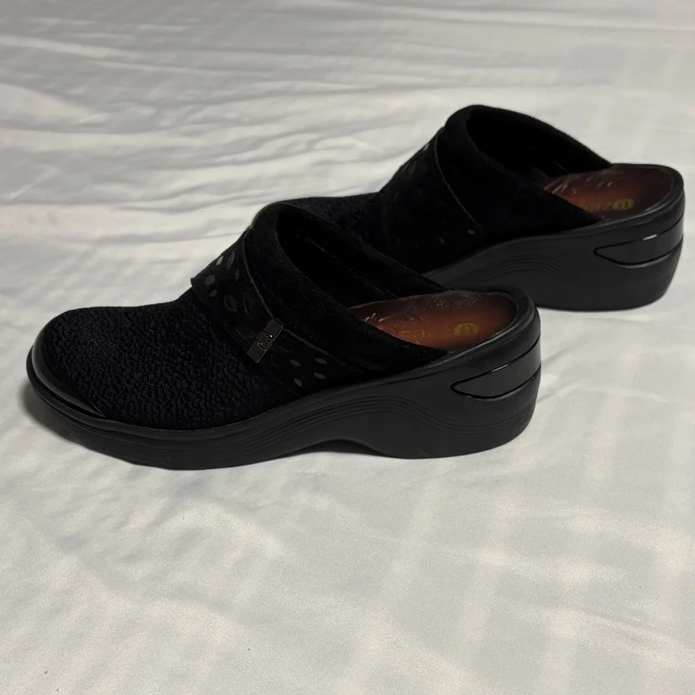 Bzees Black Slip-On Clogs like new. - Picture 2 of 5